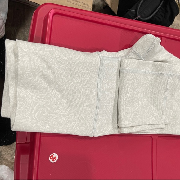 Lululemon patterned cropped, soft and comfy size 4, so cute - Picture 7 of 11